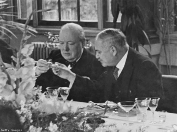 Winston Churchill és Ivan Majszkij szovjet nagykövet a londoni szovjet nagykövetségen 1941-ben Fotó: Picture Post / Getty Images Hungary